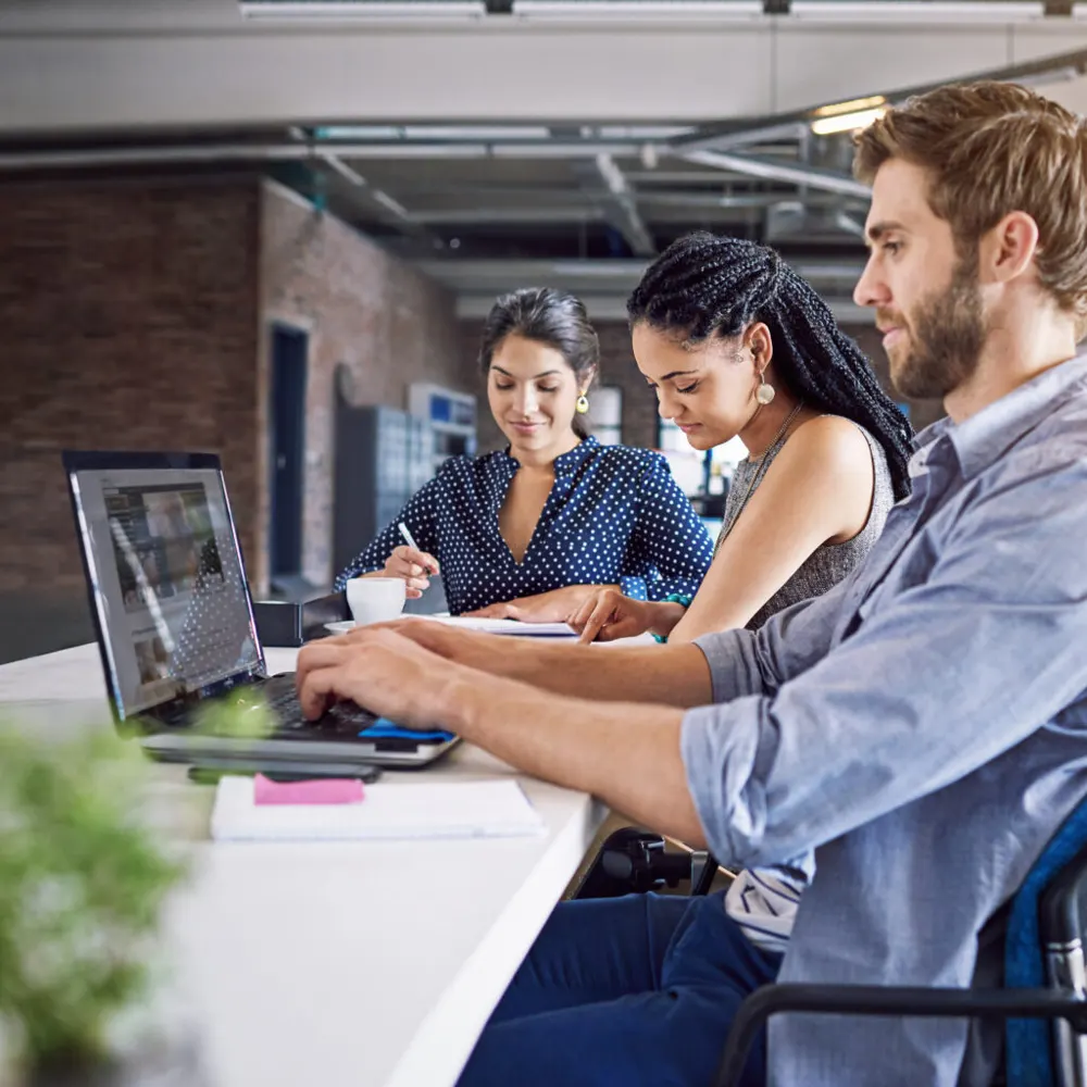 Onlincer specialists at work